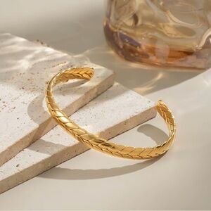 Gold Braided Bracelet
Waterproof 
Stainless Steel